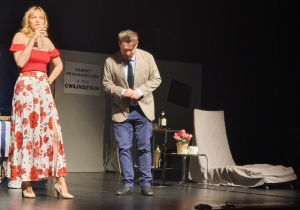 Zdjęcie aktorów na scenie GOK