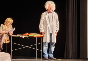 Zdjęcie aktorów na scenie GOK