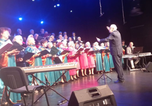 Zdjęcie występujących na scenie GOK