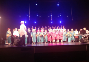 Zdjęcie występujących na scenie GOK