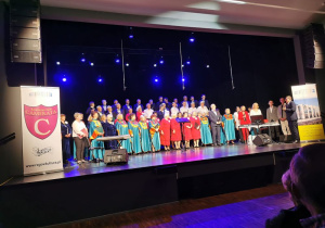 Zdjęcie występujących na scenie GOK