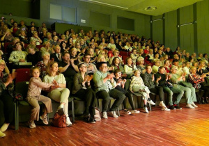 Zdjęcie występujących na scenie GOK