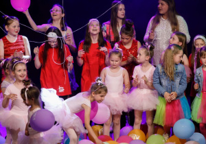Zdjęcie występujących na scenie GOK